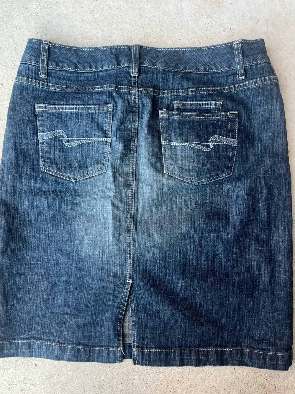 Sonoma (Kohls Brand) Dark Blue Denim Skirt size 8.